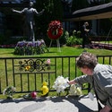 Tony Bennett Memorials Pop Up Around Country Following Singer's Death