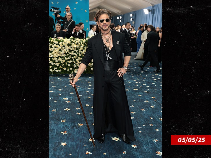 Shah Rukh Khan with Gala Sub Getty Swipe 1