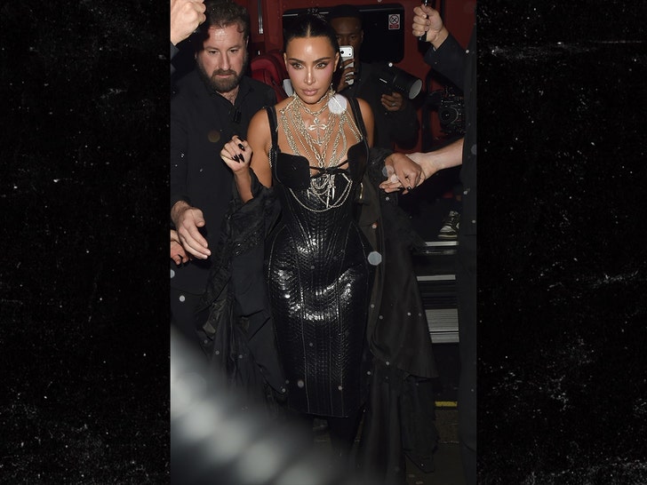 Backgrid da festa British Chic Soiree para o aniversário de Kim na casa de Kim Kardashian's Mert Alas London