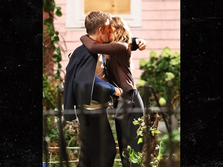 main-Emma-Stone-Chris-Pine-backgrid-1